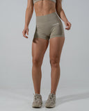SOLACE SHORTS IN LATTE