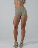 SOLACE SHORTS IN LATTE